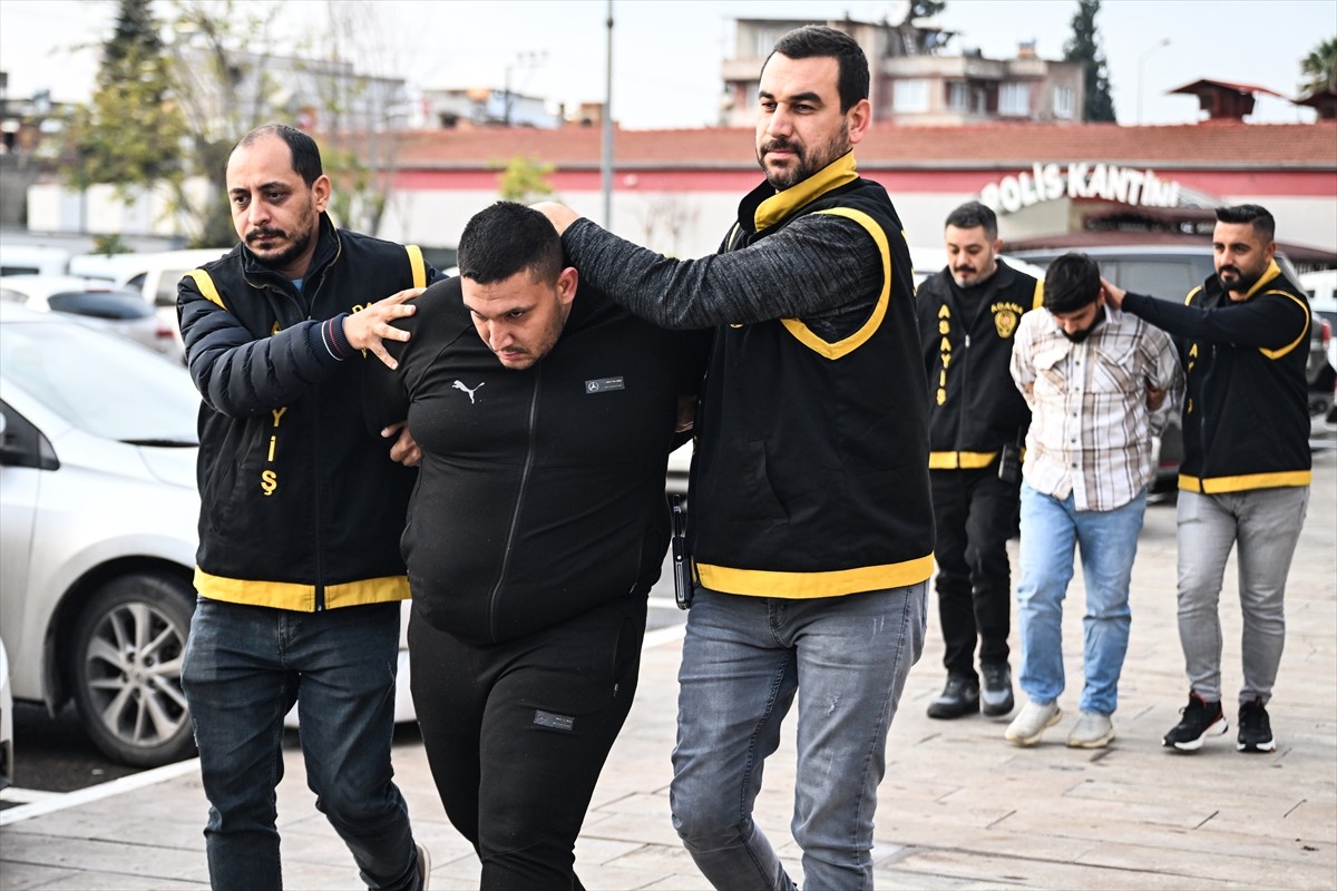Adana'nın merkez Yüreğir ilçesinde, bir kişinin sokakta tabancayla vurularak öldürülmesiyle ilgili...
