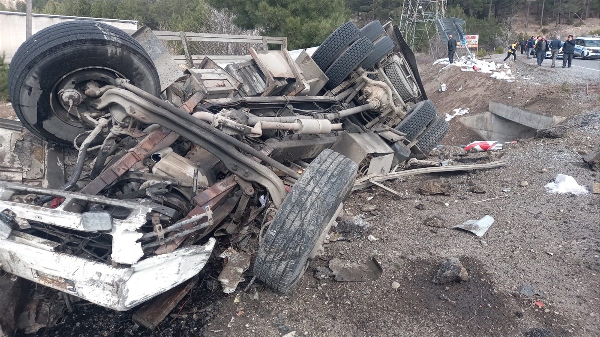 Adana'nın Pozantı ilçesinde devrilen kamyonun altında kalan sürücü hayatını kaybetti.