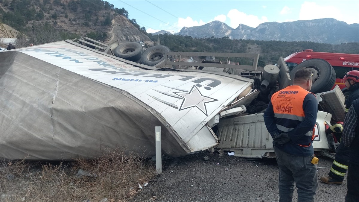 Adana'nın Pozantı ilçesinde devrilen kamyonun altında kalan sürücü hayatını kaybetti.