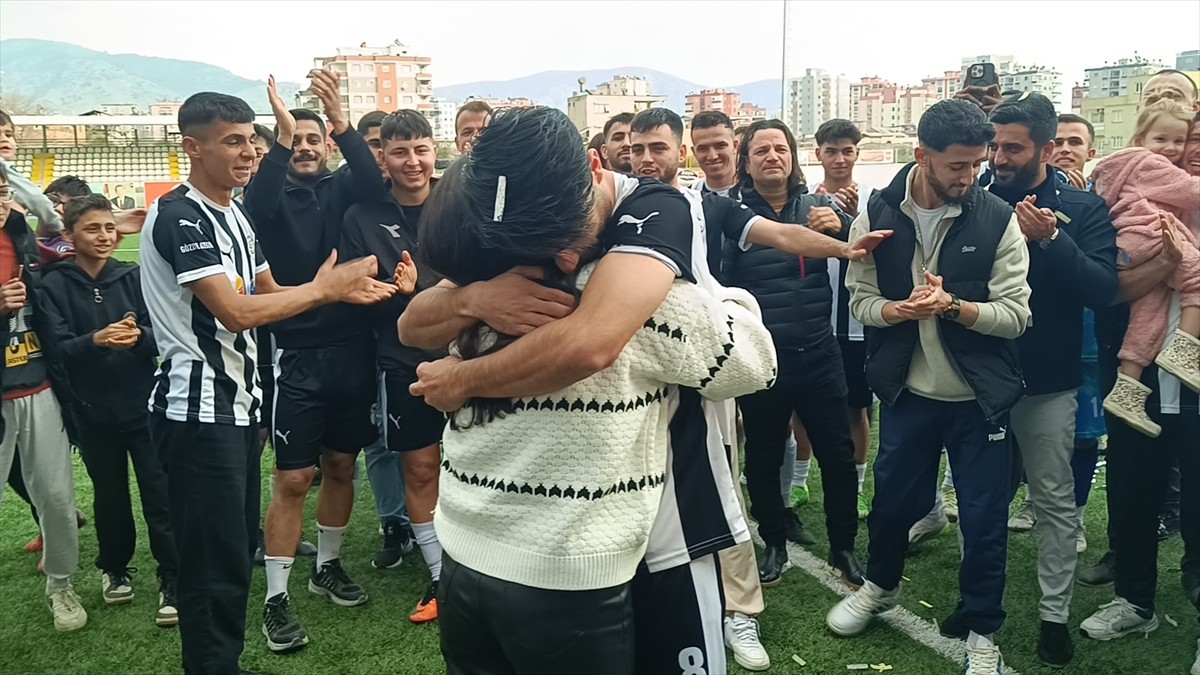 Adana 1. Amatör Ligi C Grubu'nda şampiyon olan Kozan İmarspor'un futbolcusu Metehan Karslı, maç...