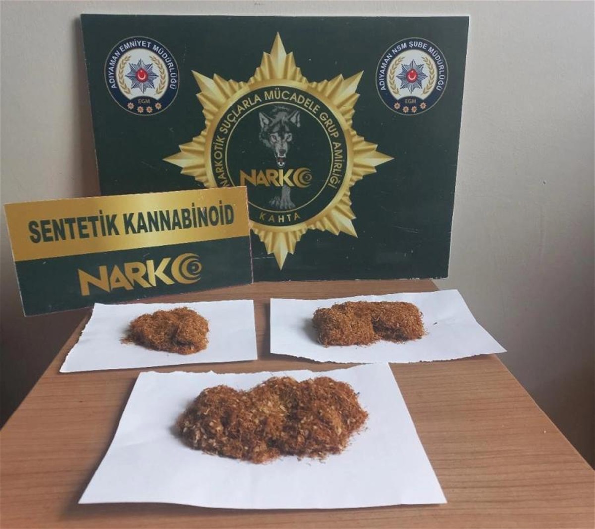 Adıyaman'ın Kahta ilçesinde düzenlenen uyuşturucu operasyonunda gözaltına alınan 3 şüpheliden 2'si...