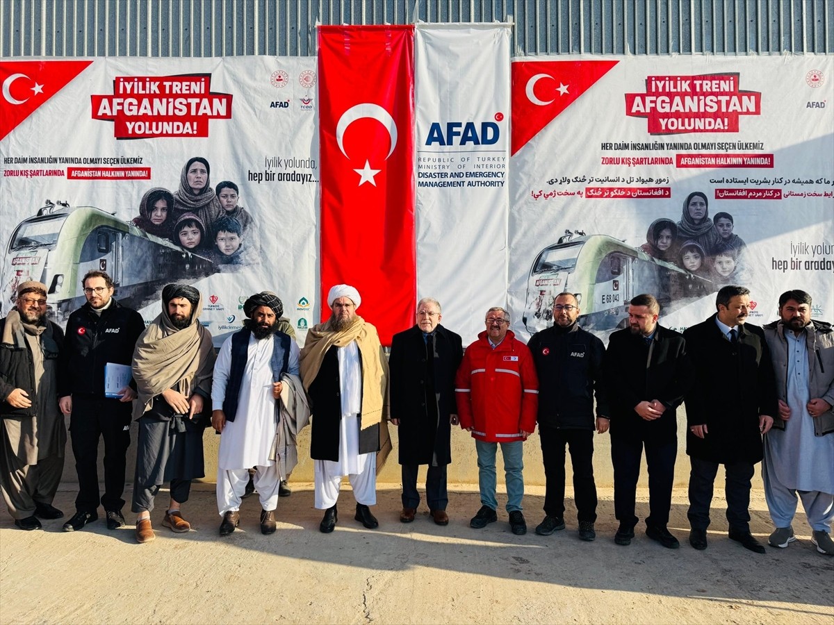 Afet ve Acil Durum Yönetimi Başkanlığı (AFAD) koordinasyonunda insani yardım malzemelerini taşıyan...