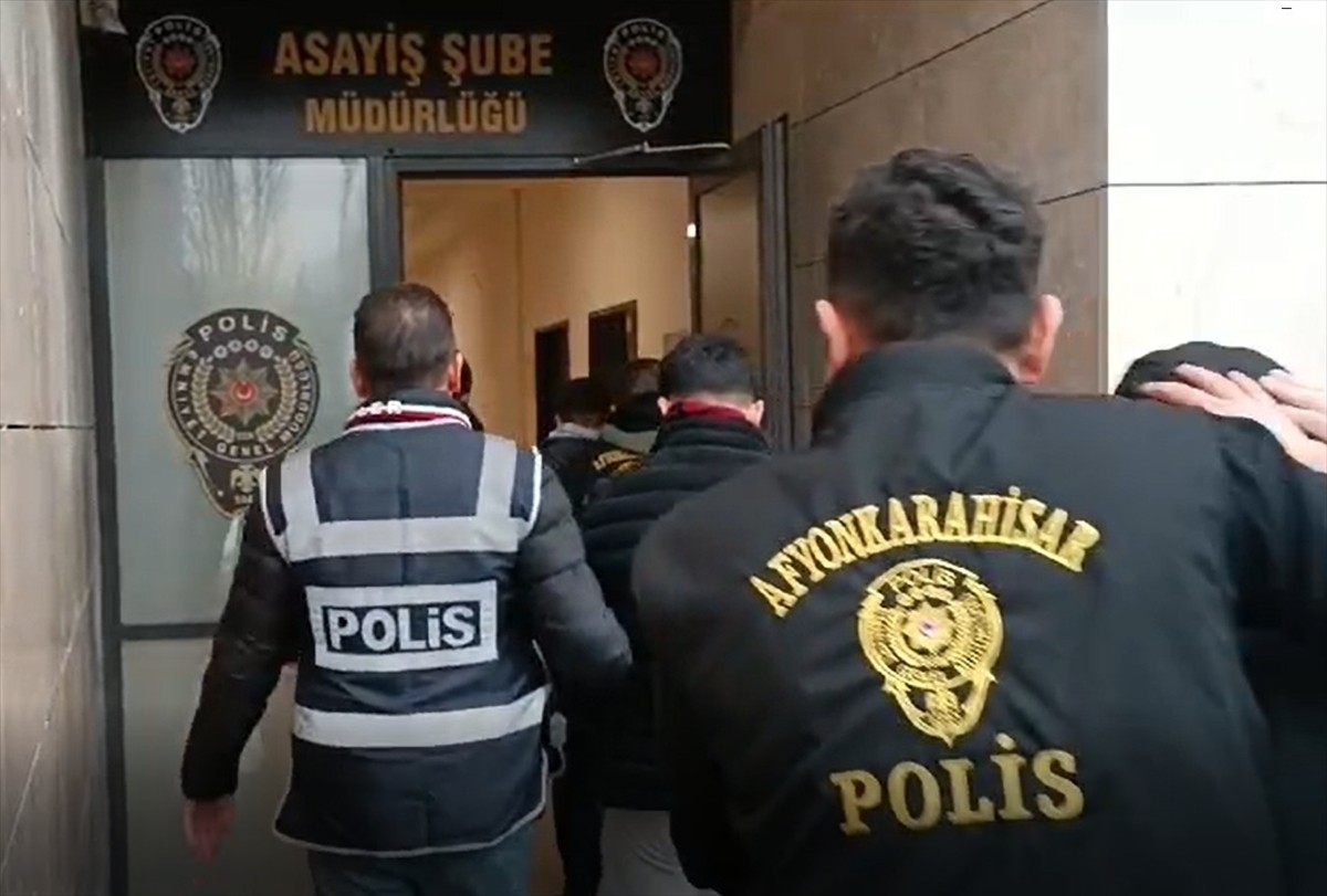 Afyonkarahisar'da 5 otomobilin çalınmasıyla ilgili gözaltına alınan 4 şüpheli tutuklandı.