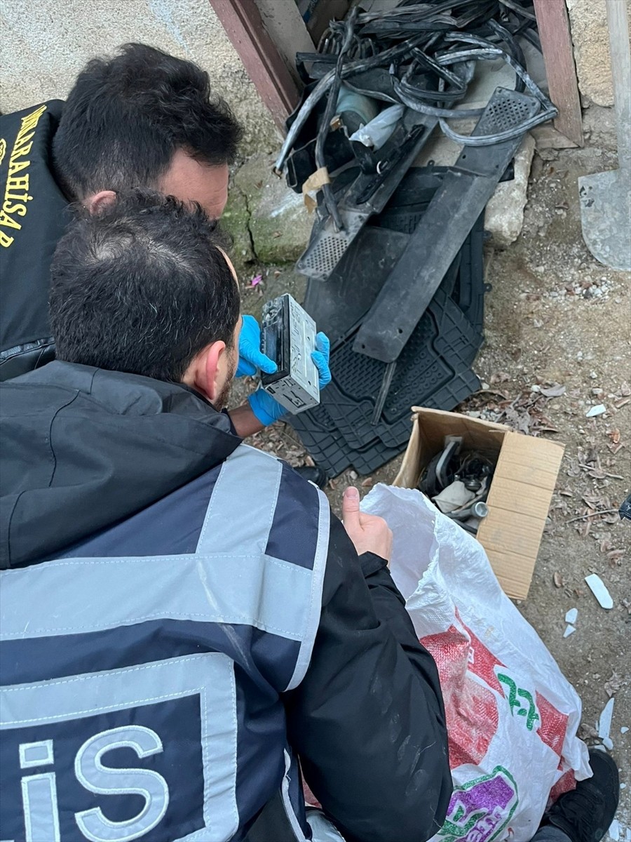 Afyonkarahisar'da 5 otomobilin çalınmasıyla ilgili gözaltına alınan 4 şüpheli tutuklandı.