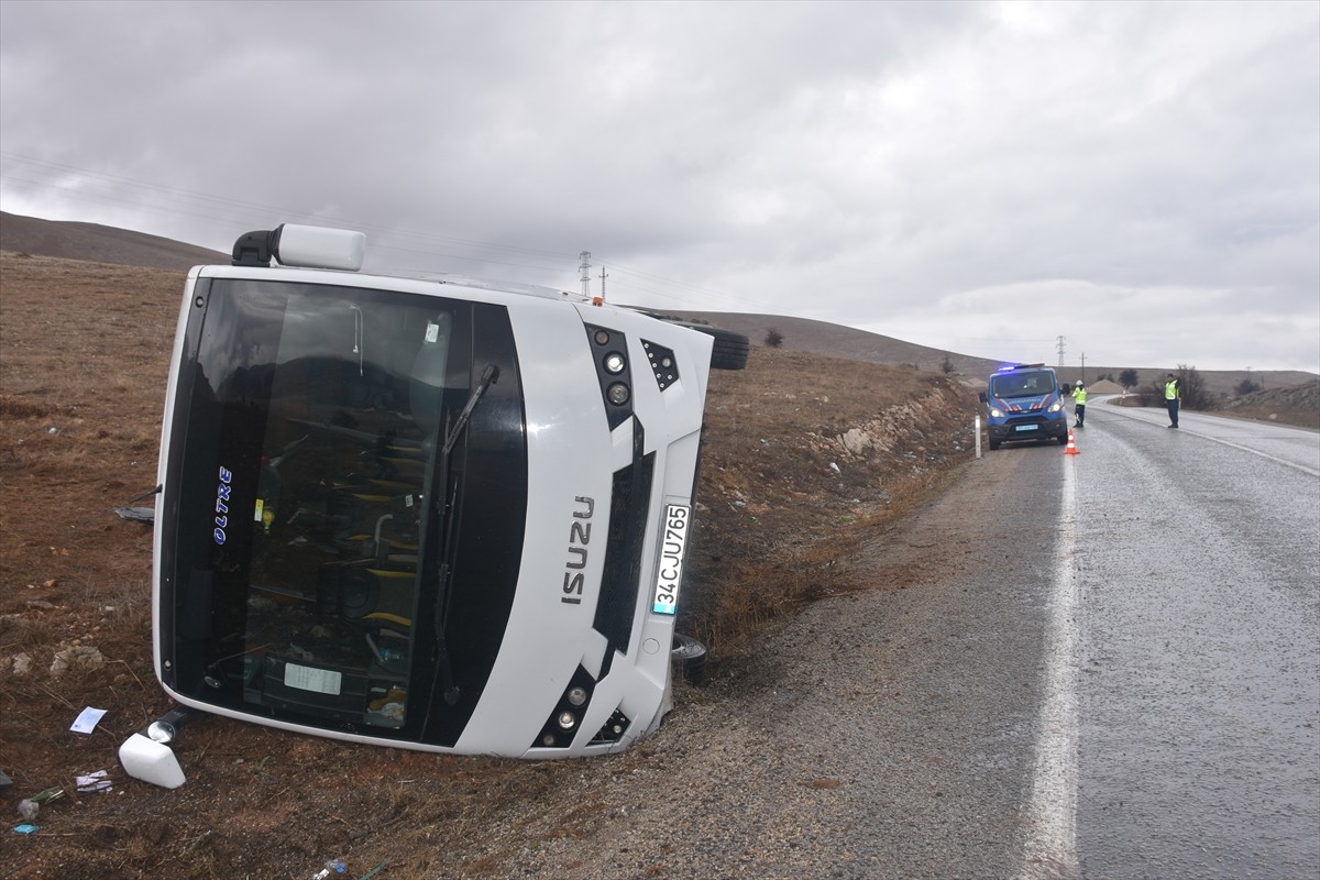 Afyonkarahisar'da turistleri taşıyan midibüsün devrilmesi sonucu 3 kişi yaralandı.
