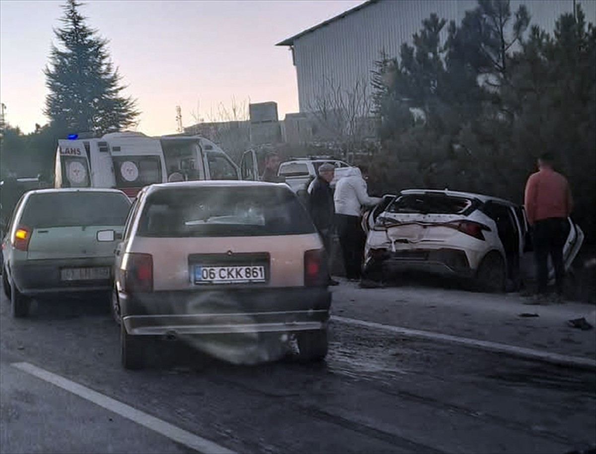 Afyonkarahisar'ın İscehisar ilçesinde 4 otomobilin karıştığı zincirleme trafik kazasında biri...