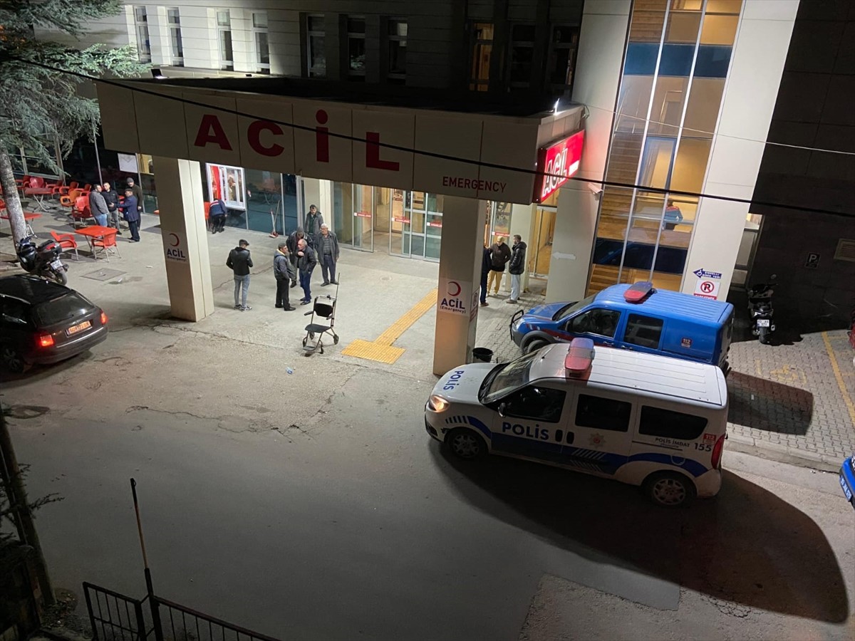 Afyonkarahisar'ın Sandıklı ilçesinde husumetli iki grup arasında çıkan silahlı kavgada 2 kişi...