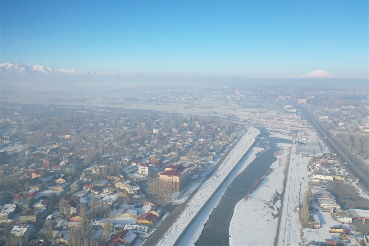 Ağrı'da etkili olan dondurucu soğuklar nedeniyle Murat Nehri'nden buz kütleleri aktı. Gece hava...