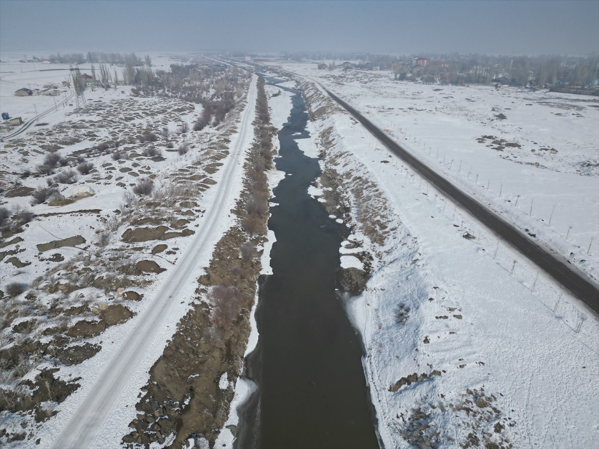 Ağrı'da kar yağışı sonrası soğuk hava etkili oldu. Termometrelerin gece sıfırın altında 19...