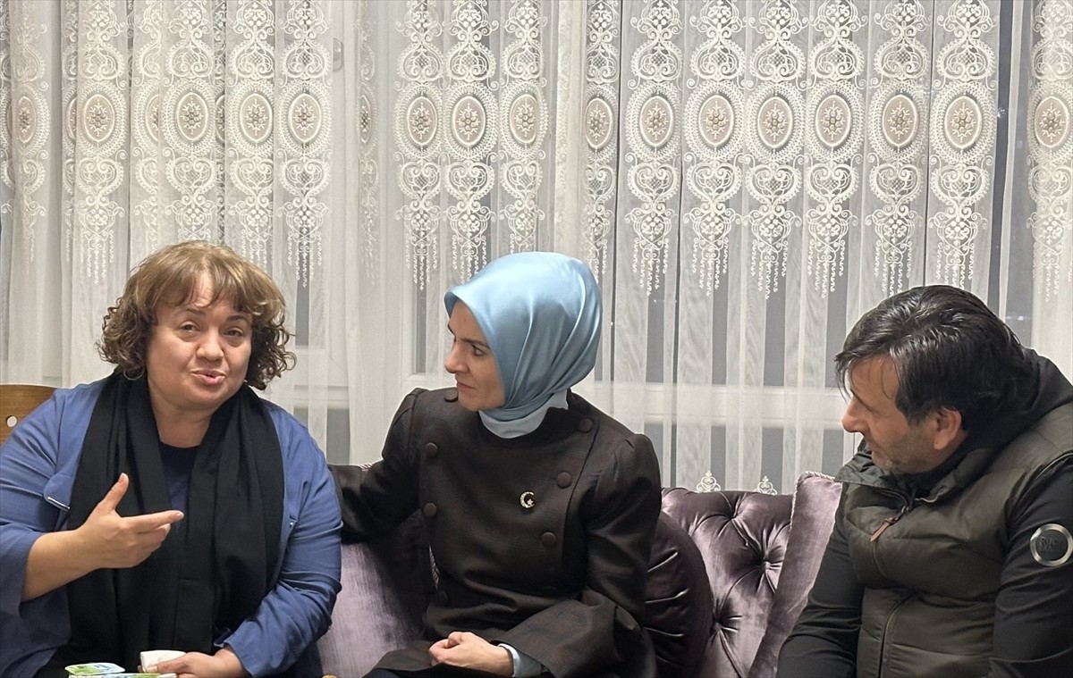 Aile ve Sosyal Hizmetler Bakanı Mahinur Özdemir Göktaş (ortada), Bolu Kartalkaya Kayak...