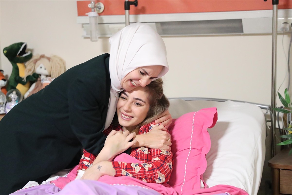 Aile ve Sosyal Hizmetler Bakanı Mahinur Özdemir Göktaş (solda), 12 Ekim'de Ankara'da geçirdiği...