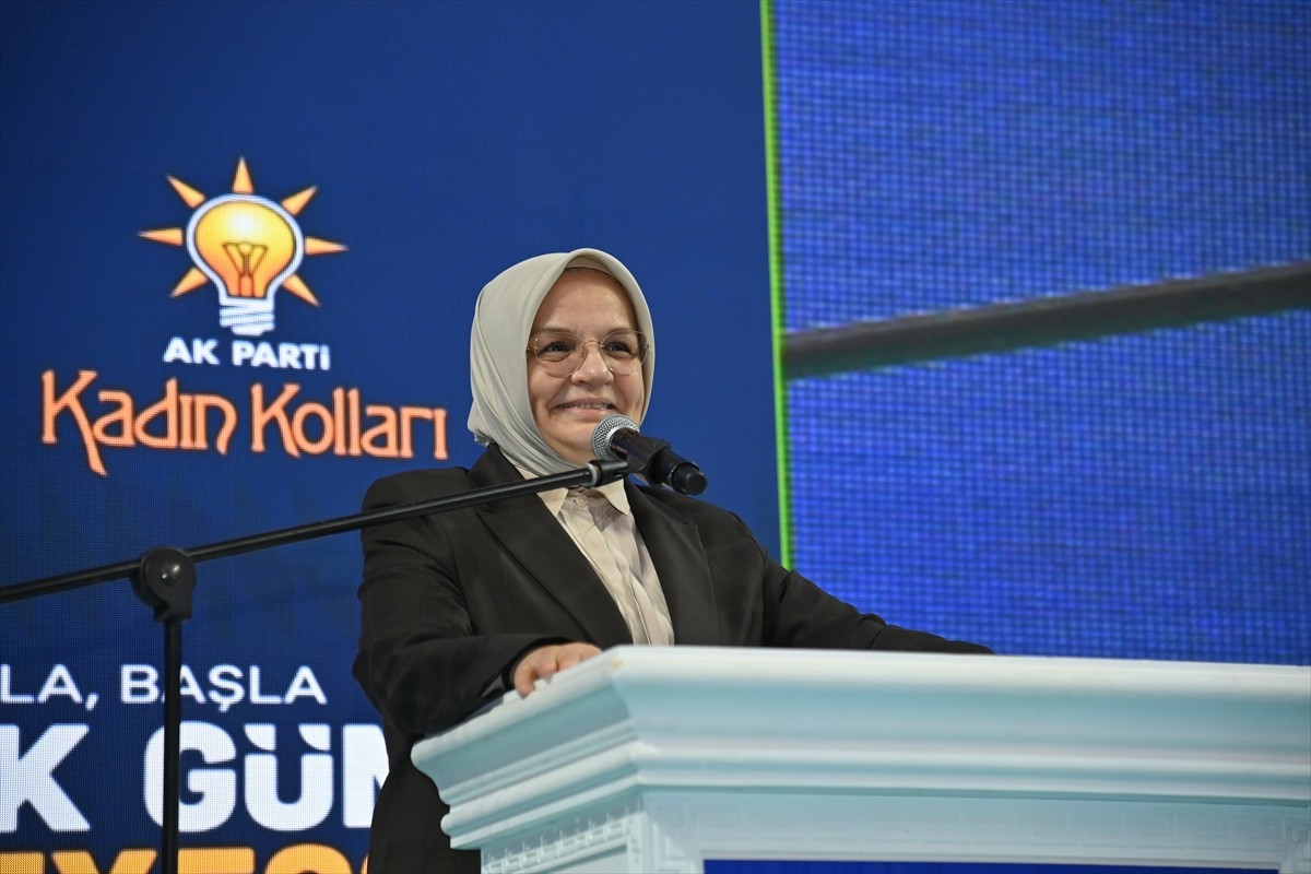 AK Parti Genel Merkez Kadın Kolları Başkanı Ayşe Keşir, Hayri Gür Spor Salonu'nda düzenlenen AK...