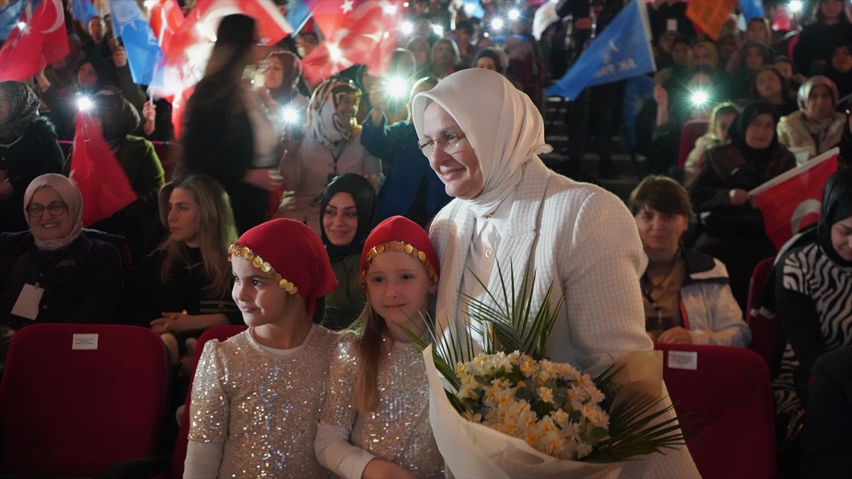  AK Parti Genel Merkez Kadın Kolları Başkanı Ayşe Keşir, partisinin Düzce Kadın Kolları 7. Olağan...