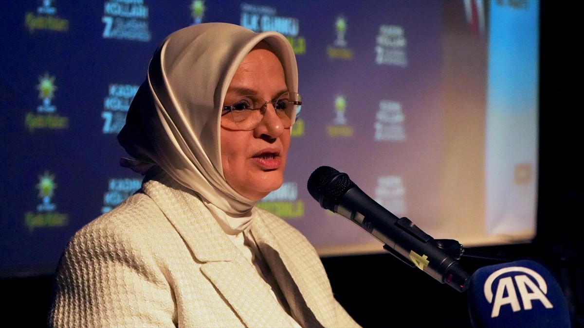  AK Parti Genel Merkez Kadın Kolları Başkanı Ayşe Keşir, partisinin Düzce Kadın Kolları 7. Olağan...