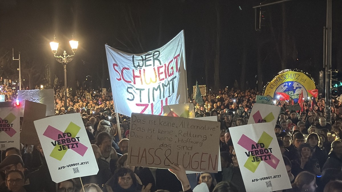 Almanya’nın başkenti Berlin’de ülkede ve Avrupa’da aşırı sağın yükselişine karşı onbinlerce kişi...