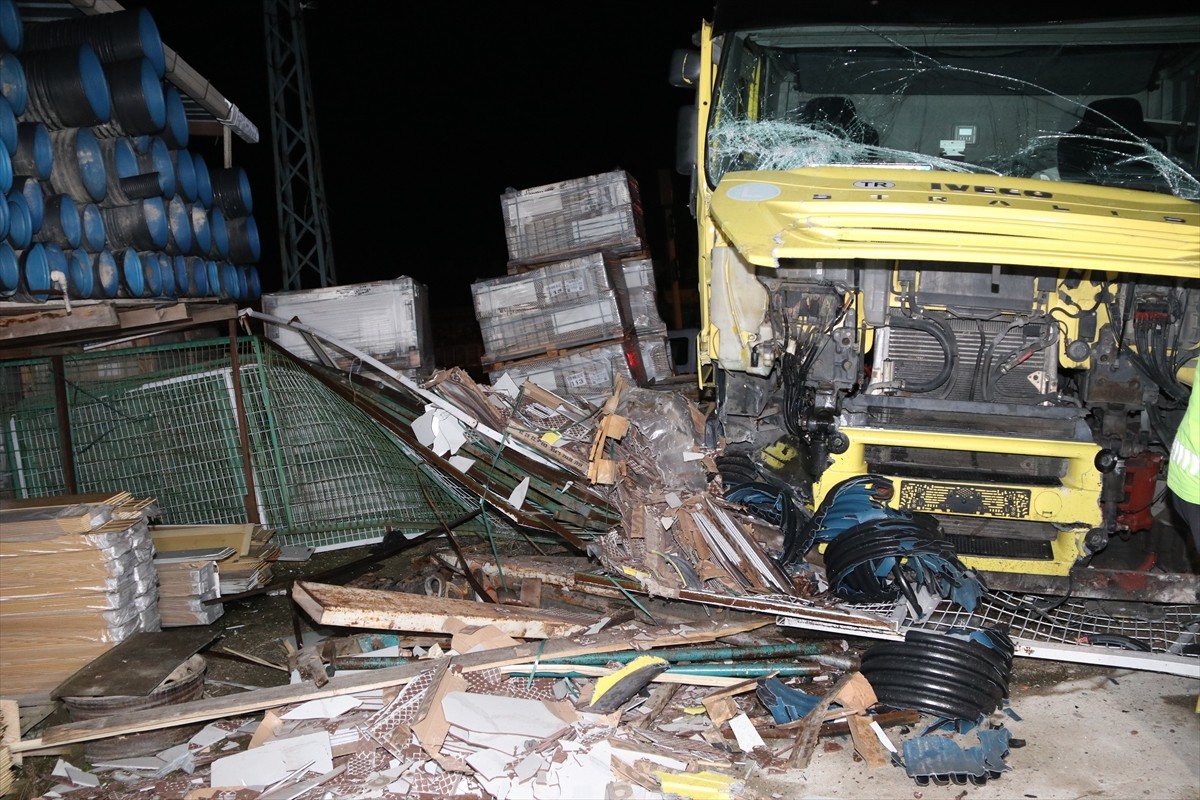 Amasya'nın Taşova ilçesinde çekicinin inşaat malzemesi satılan bir iş yerine girme anı güvenlik...