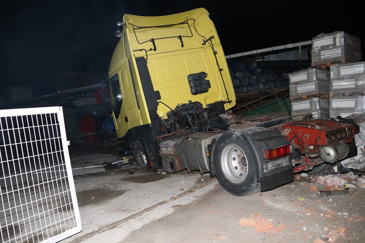 Amasya'nın Taşova ilçesinde çekicinin inşaat malzemesi satılan bir iş yerine girme anı güvenlik...
