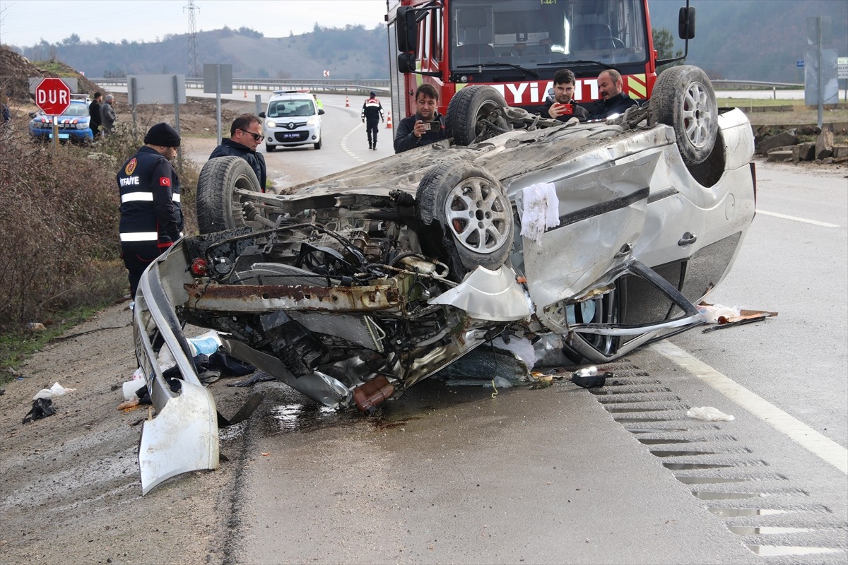 Amasya'nın Taşova ilçesinde otomobilin devrilmesi sonucu 4 kişi yaralandı.