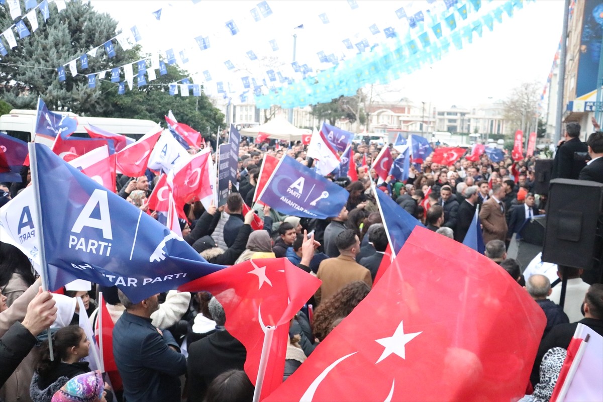 Anahtar Parti (A Parti) Genel Başkanı Yavuz Ağıralioğlu, partisinin İzmit ilçesi Körfez...