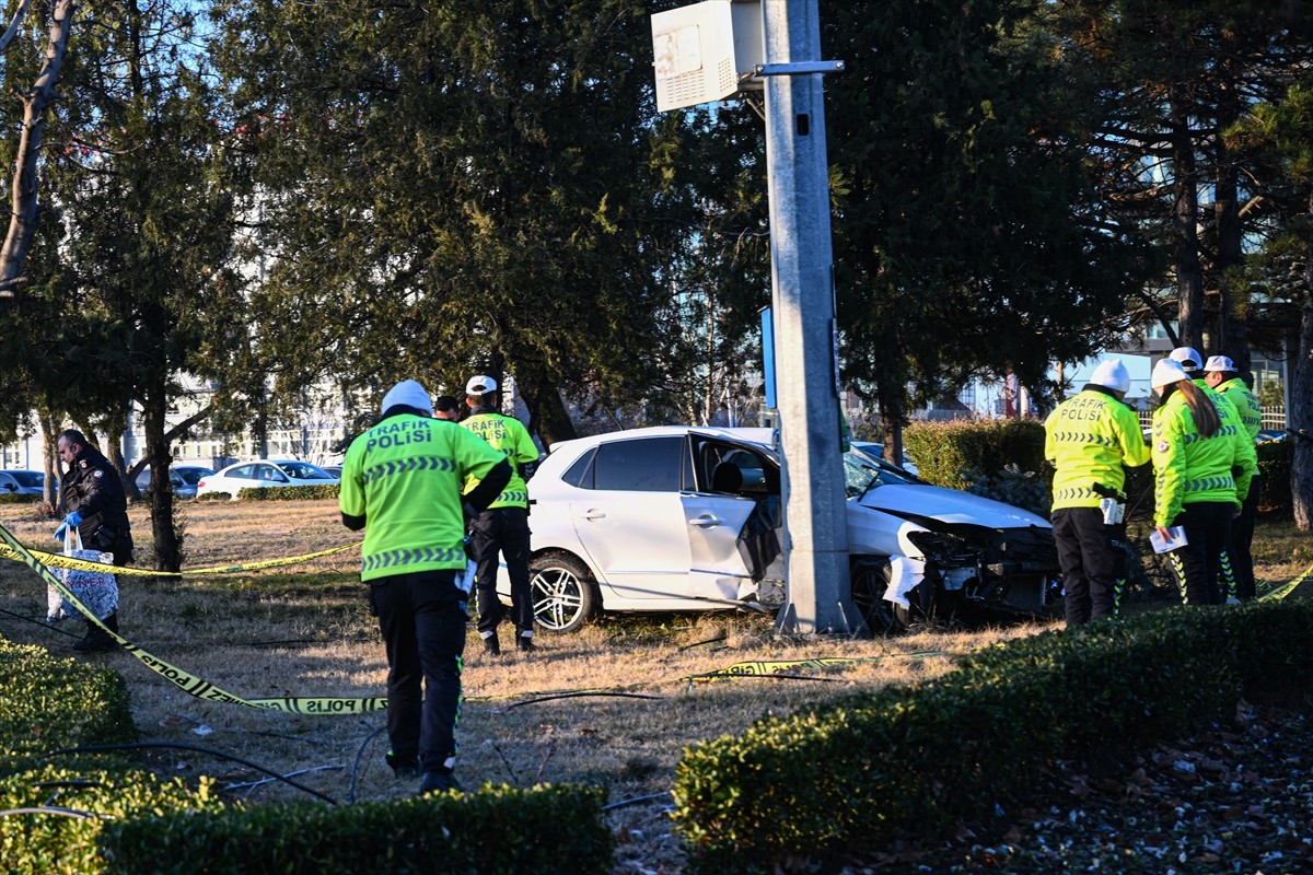 Ankara'da kontrolden çıkan otomobilin refüjdeki direğe çarpması sonucu 1 kişi hayatını kaybetti....