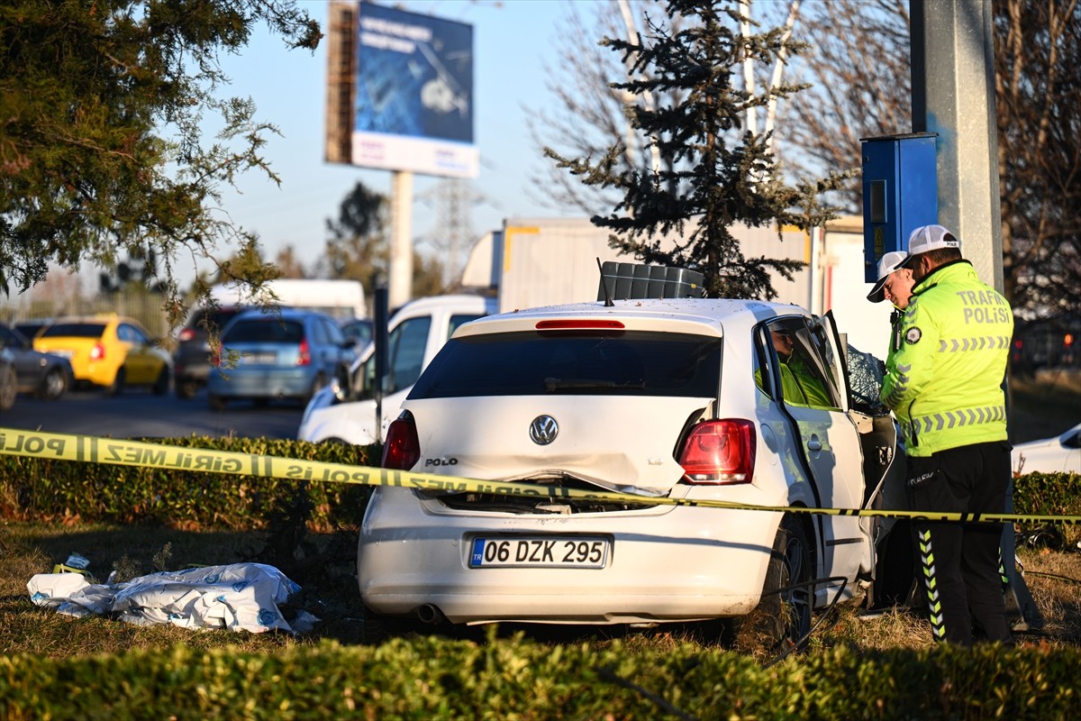 Ankara'da kontrolden çıkan otomobilin refüjdeki direğe çarpması sonucu 1 kişi hayatını kaybetti....