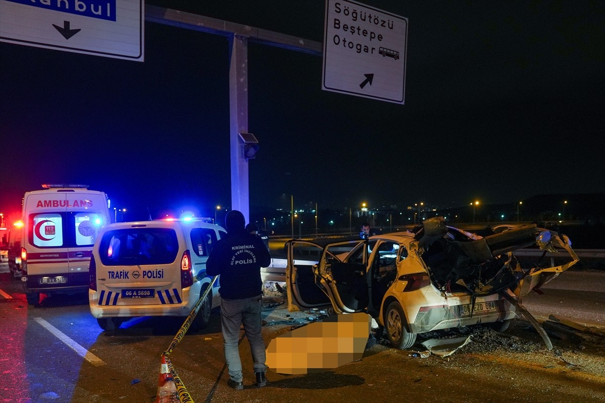 Ankara'nın Etimesgut ilçesinde bariyerlere çarpan otomobil sürücüsü hayatını kaybetti.