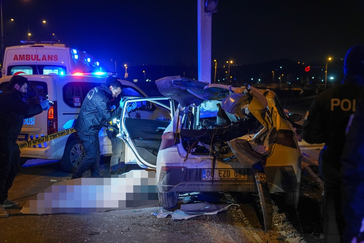 Ankara'nın Etimesgut ilçesinde bariyerlere çarpan otomobil sürücüsü hayatını kaybetti.