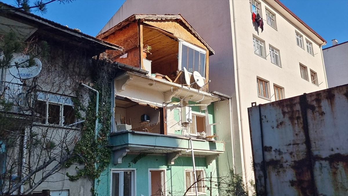 Ankara'nın Kızılcahamam ilçesindeki bir evde doğal gaz kaynaklı patlama sonucu 1 kişi yaralandı....