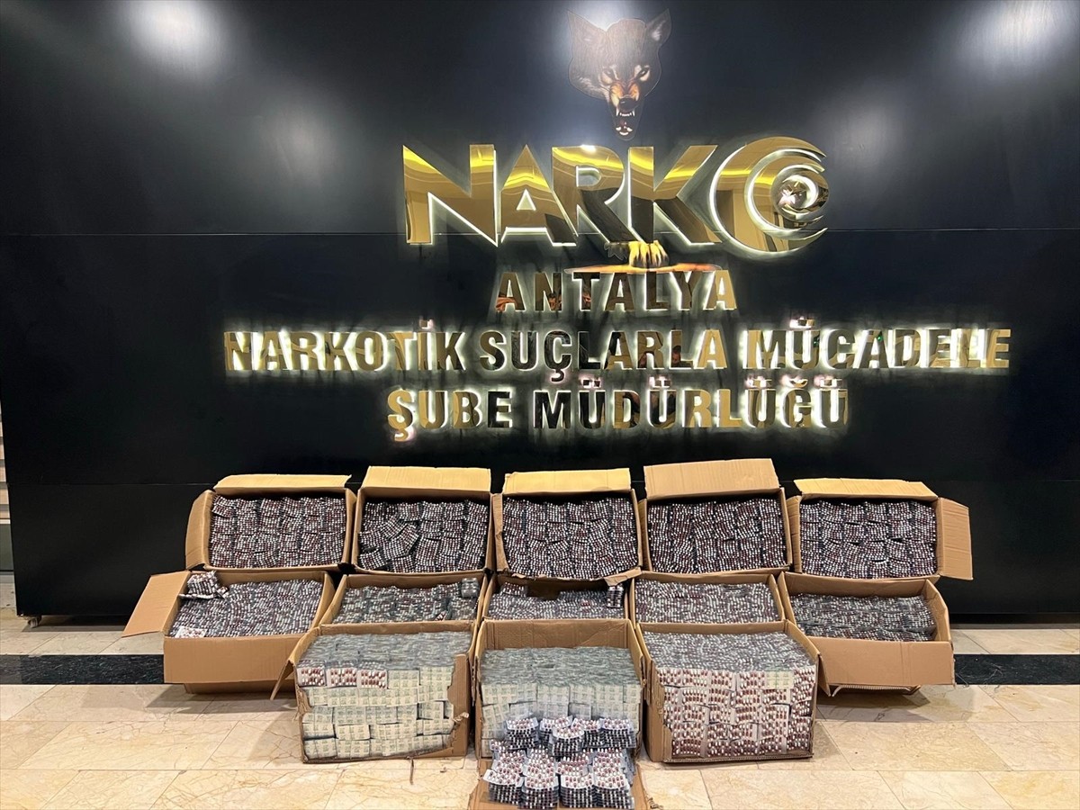 Antalya'da düzenlenen uyuşturucu operasyonunda 235 bin 424 sentetik ecza ele geçirildi, gözaltına...