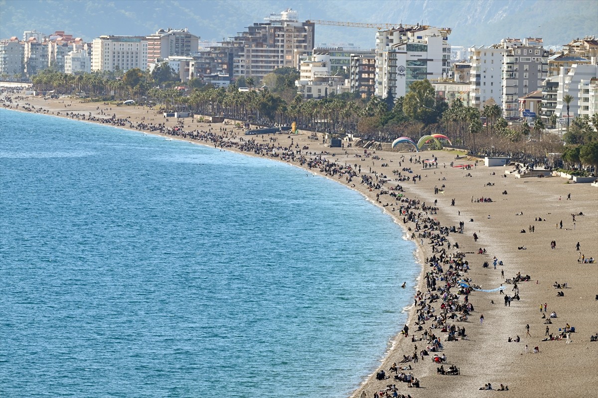 Antalya'da güneşli havayı değerlendirmek isteyen kent sakinleri ve turistler sahillerde yoğunluk...