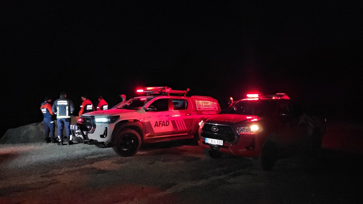 Antalya'da mantar toplamak için gittiği ormanlık alanda kayalıktan düşerek yaralanan kişi, havadan...