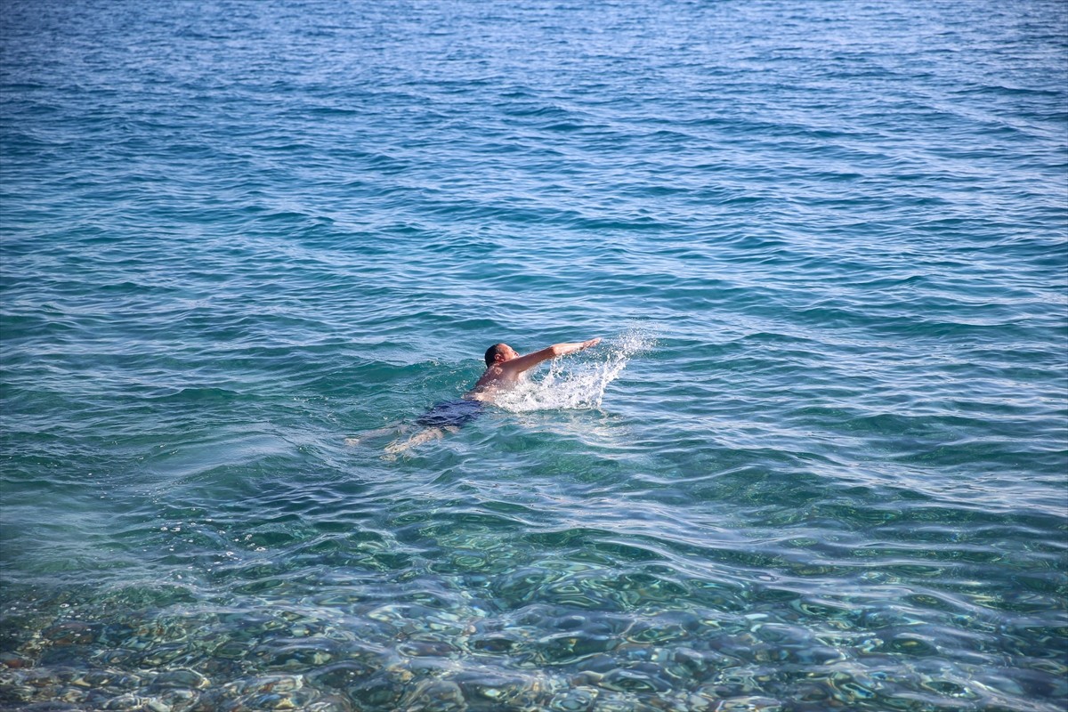  Antalya'da yeni yılın ilk gününde güneşli havayı değerlendirmek isteyenler sahillerde yoğunluk...