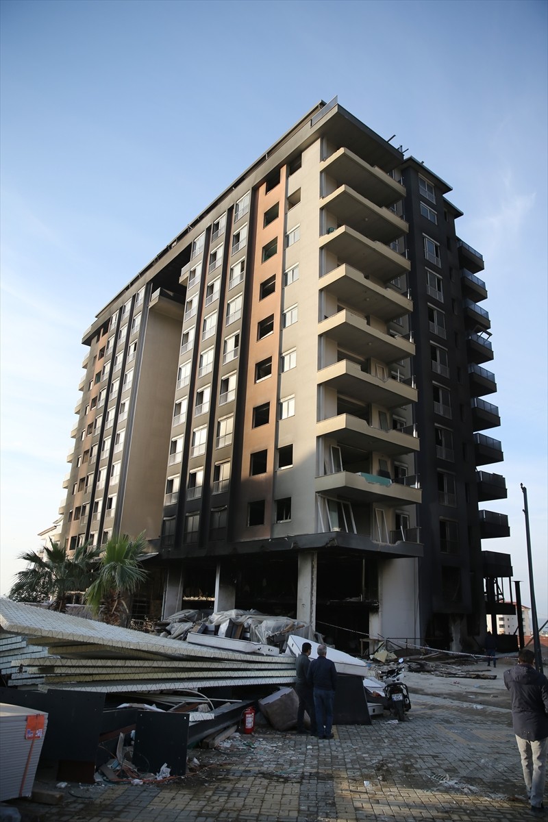 Antalya'nın Alanya ilçesinde tadilat yapılan otelde çıkan yangına ilişkin Alanya Cumhuriyet...