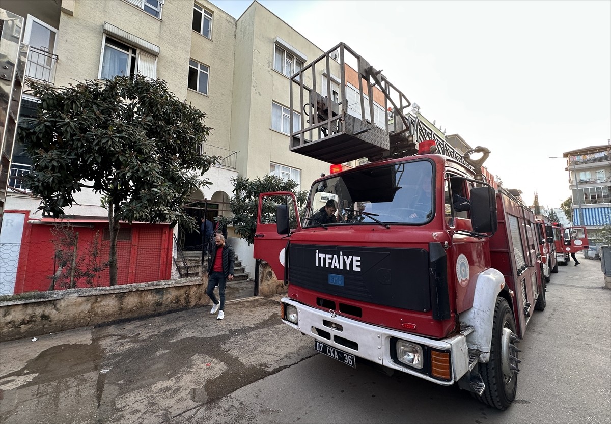 Antalya'nın Kepez ilçesinde, bir apartman dairesinde çıkan yangında dumandan etkilenen çift...