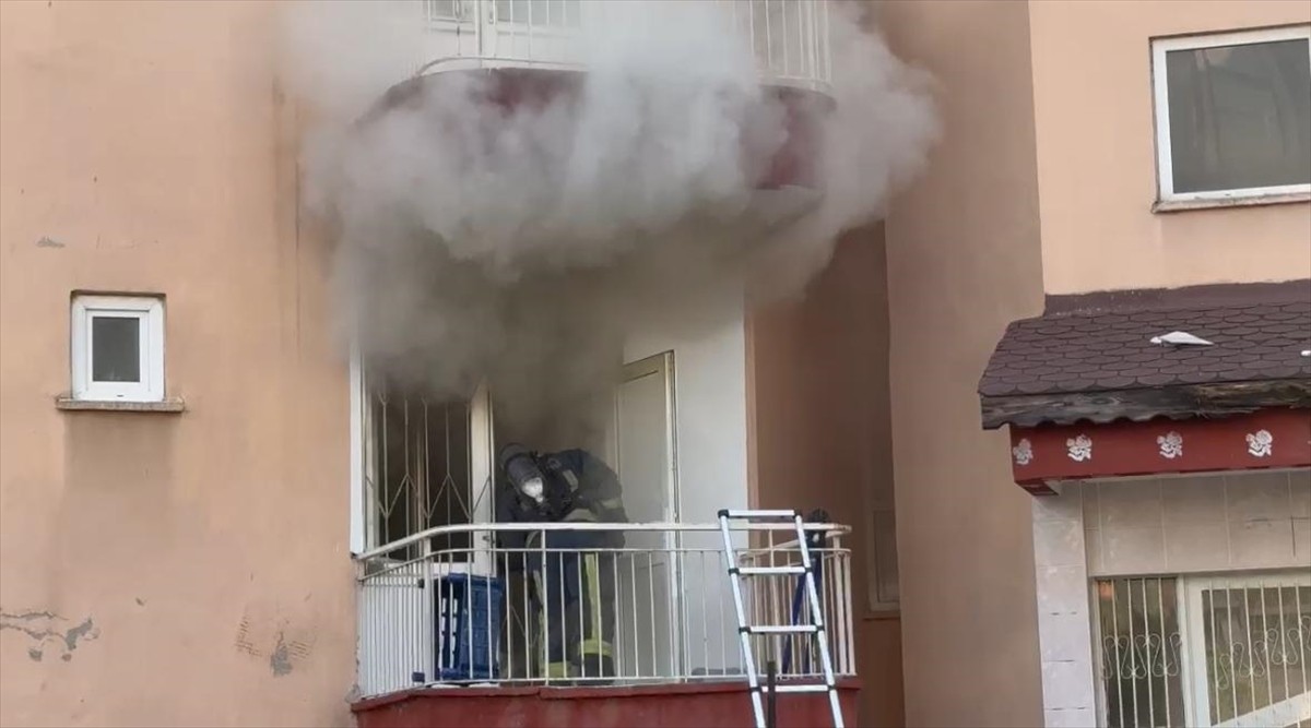 Antalya'nın Kepez ilçesinde bir evde çıkan yangın söndürüldü.