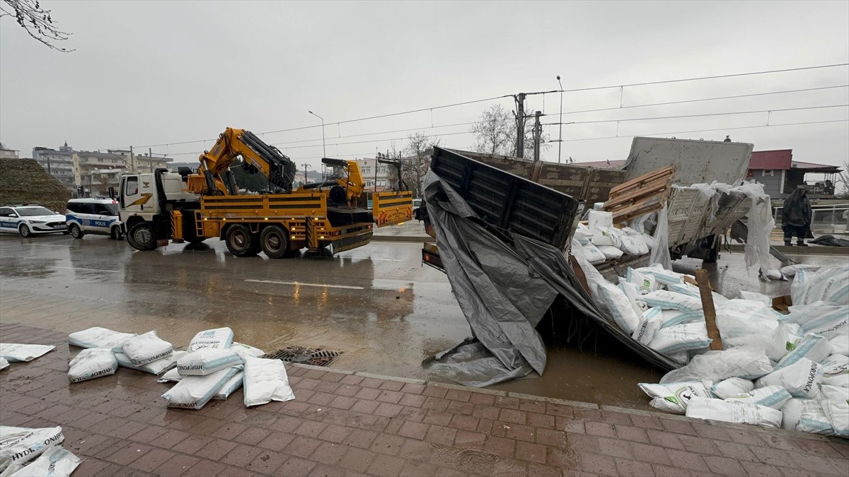 Antalya'nın Kepez ilçesinde gübre yüklü kamyonun otobüse çarptıktan sonra otomobilin üzerine...
