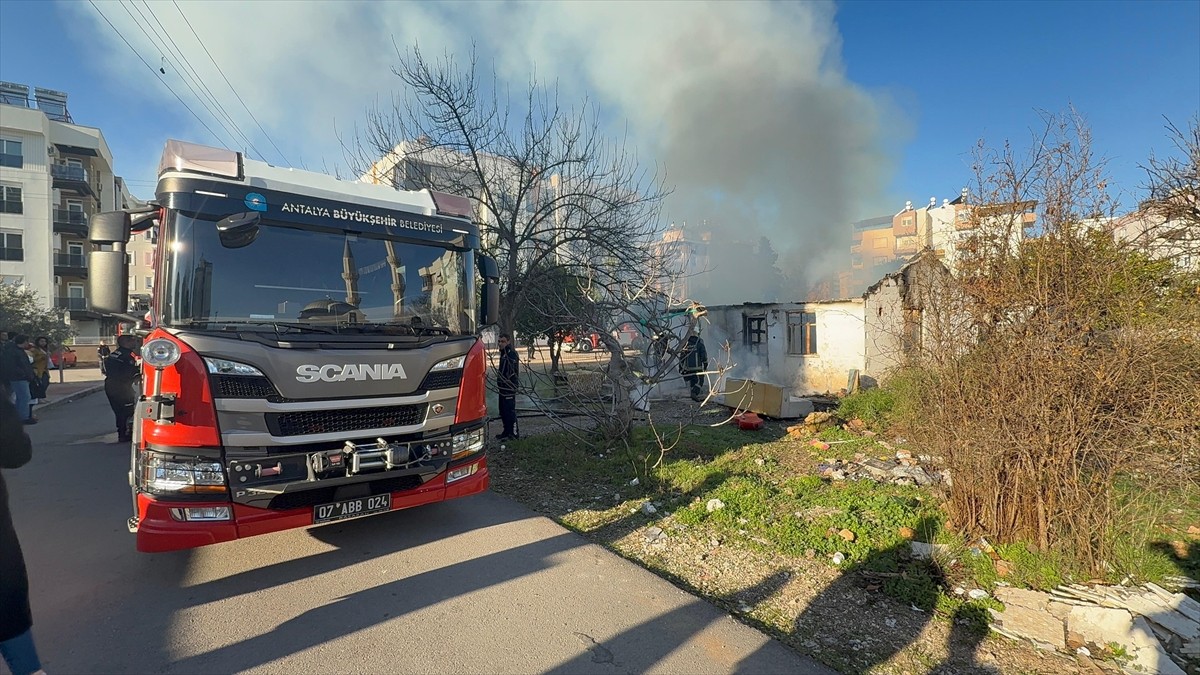 Antalya'nın Muratpaşa ilçesinde gecekonduda çıkan yangın itfaiye ekiplerince söndürüldü.