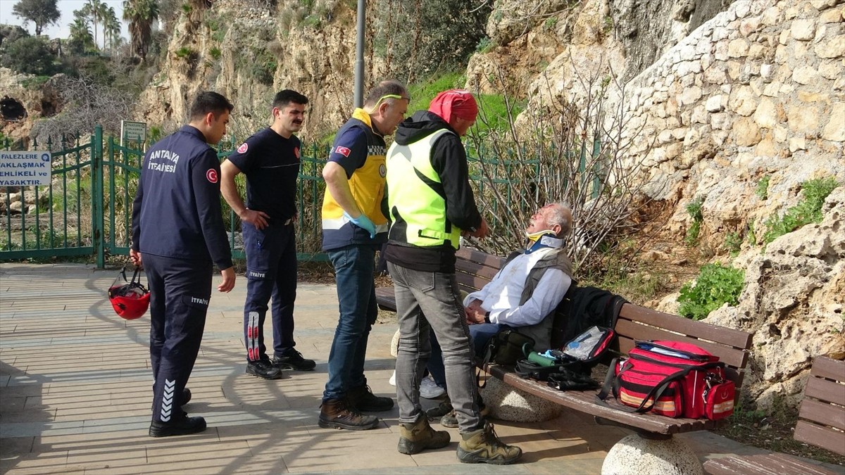 Antalya'nın Muratpaşa ilçesindeki falezlerde yaklaşık 3 metre yükseklikten düşen kişi yaralandı....