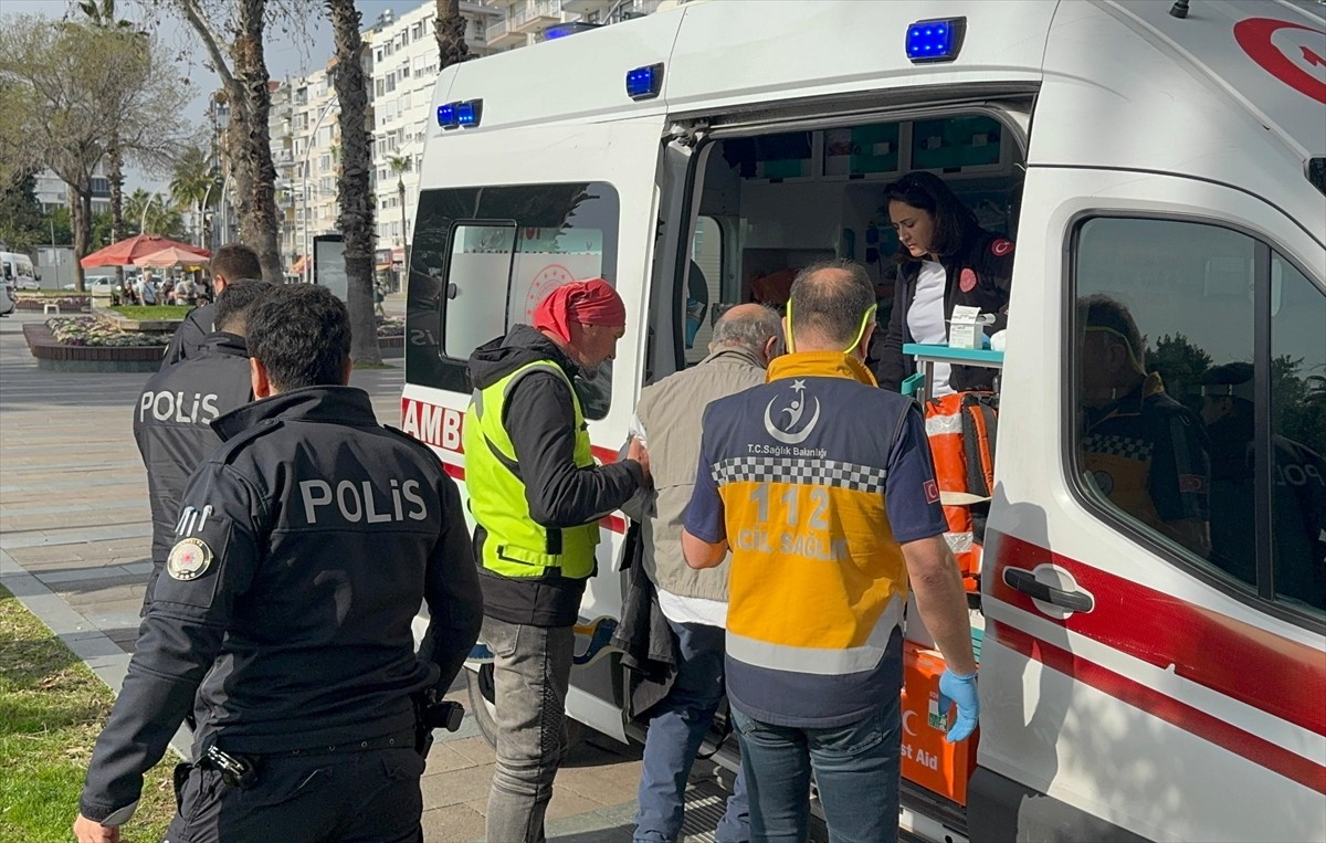Antalya'nın Muratpaşa ilçesindeki falezlerde yaklaşık 3 metre yükseklikten düşen kişi yaralandı....