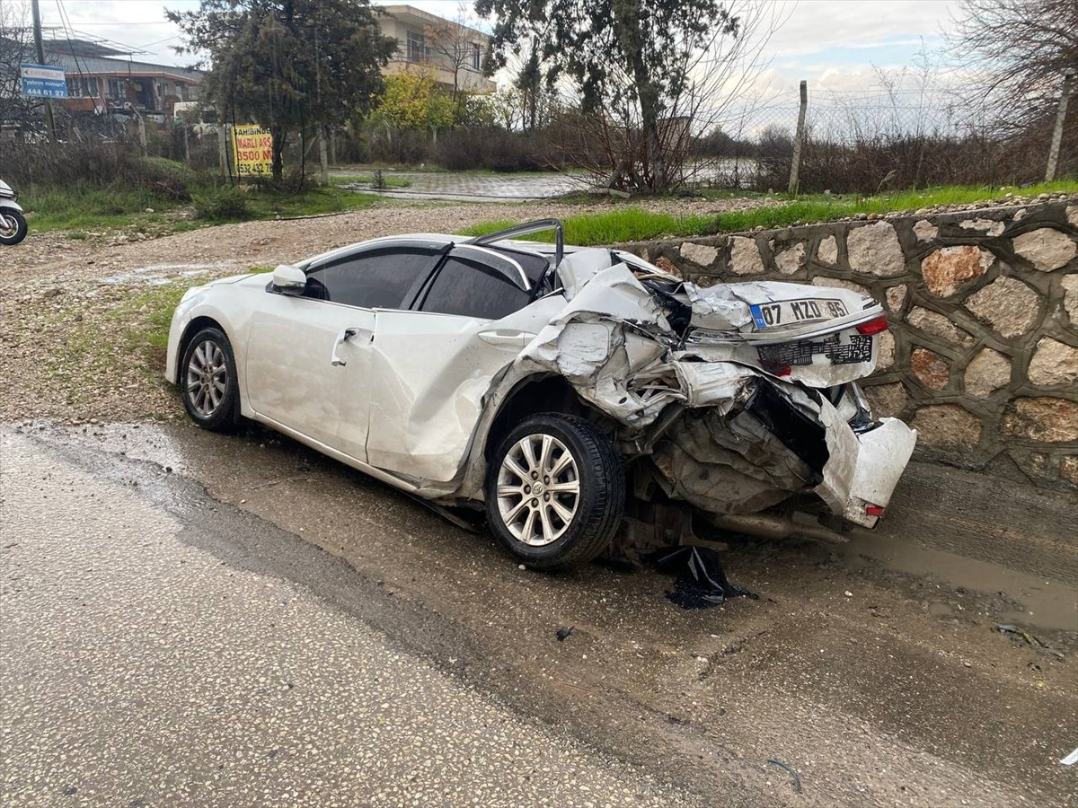 Antalya'nın Serik ilçesinde seyir halindeki otomobilin, park halindeki otomobile çarpması sonucu...