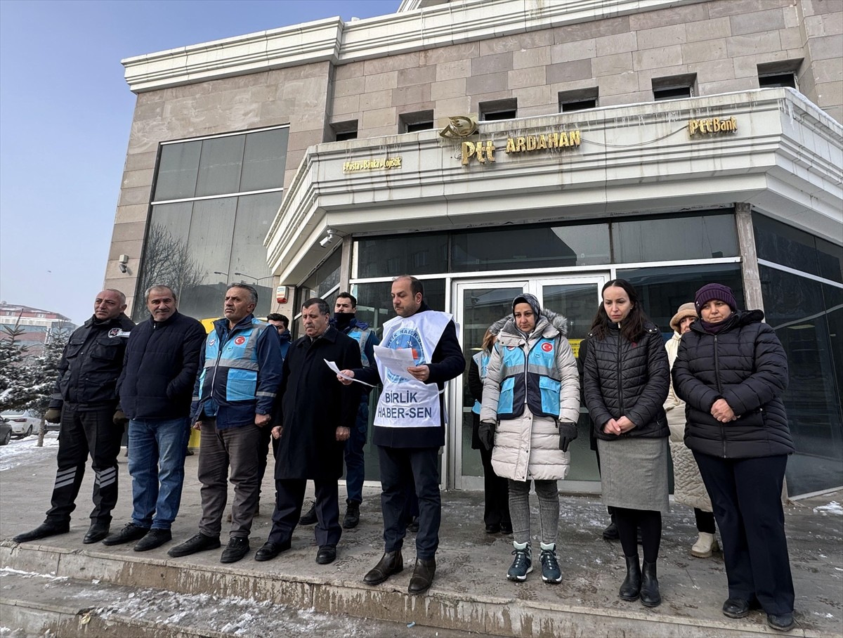 Ardahan'da PTT çalışanları, Rize'de meslektaşlarının silahla öldürülmesini basın açıklamasıyla...