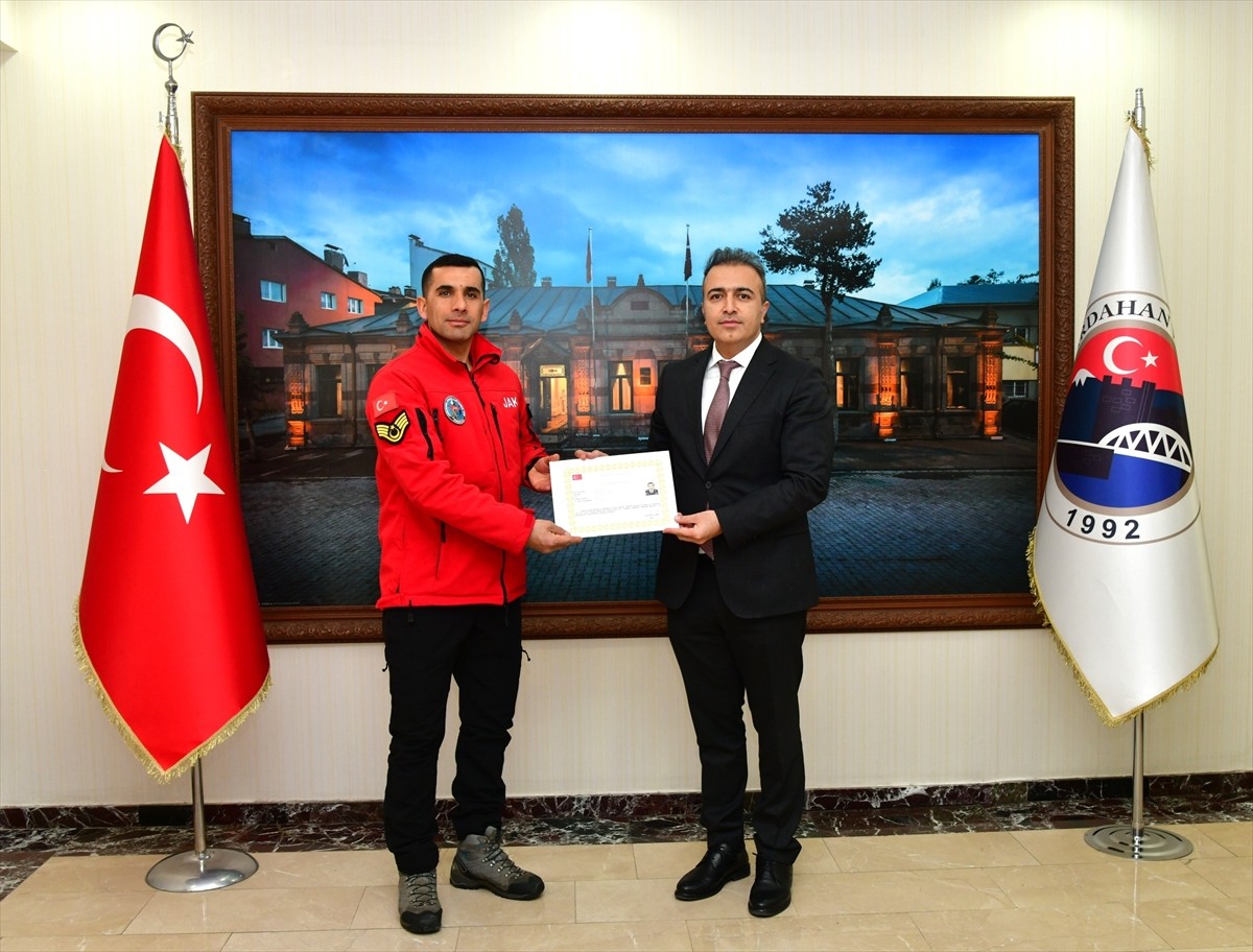 Ardahan Valisi Hayrettin Çiçek, kentteki tipi nedeniyle yolda mahsur kalarak donma tehlikesi...