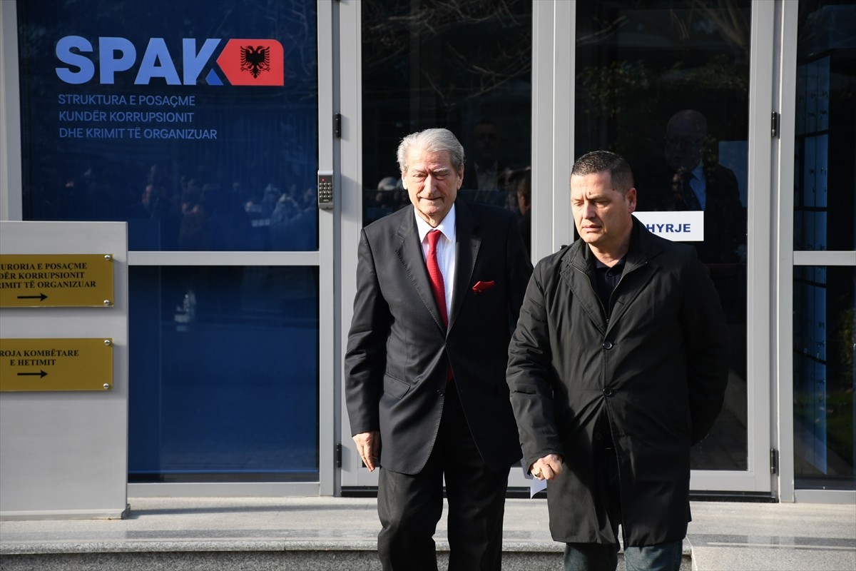 Arnavutluk'ta, Ana muhalefet partisi Arnavutluk Demokratik Partisinin (PD) öncülüğünde, hakkında...