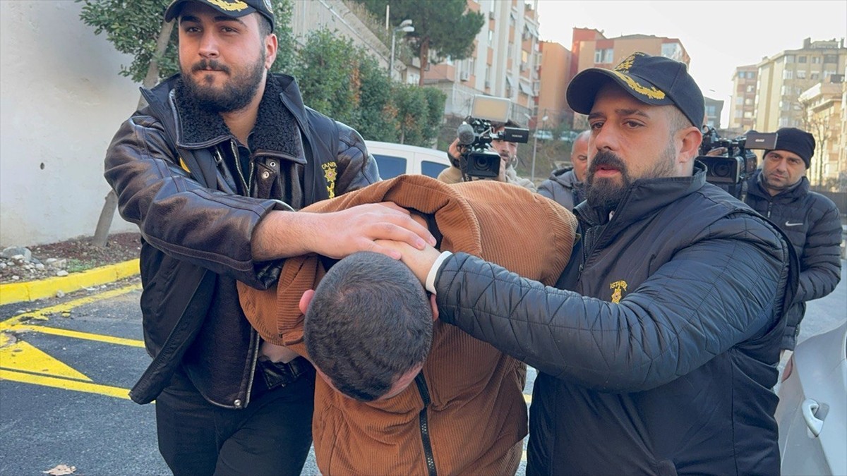 Asayiş Şube Müdürlüğü Gasp Büro Amirliği ekipleri, Şenlikköy Florya Caddesi'nde araçlara cam film...