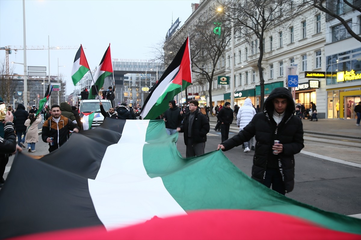 Avusturya’nın başkenti Viyana’da Filistin destekçileri, Gazze’de soykırımı durduracak ateşkesin...
