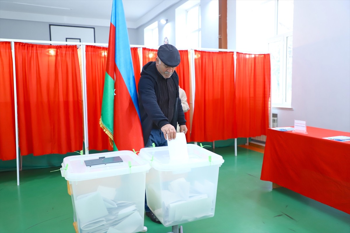 Azerbaycan'da, ülke genelinde şehir, kasaba ve köy belediye meclis üyeliği için seçim...