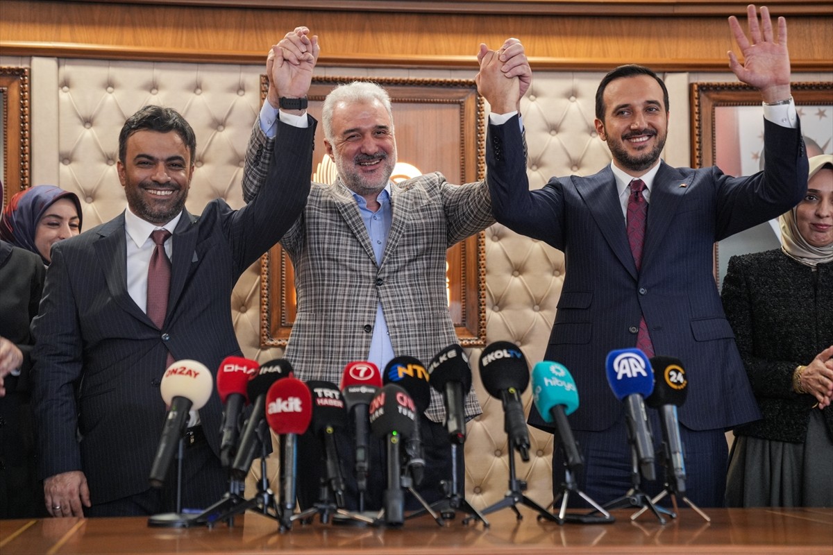 Bağcılar Belediye Başkanı Abdullah Özdemir’in (sağ 3), AK Parti İl Başkanlığına aday olmak için...