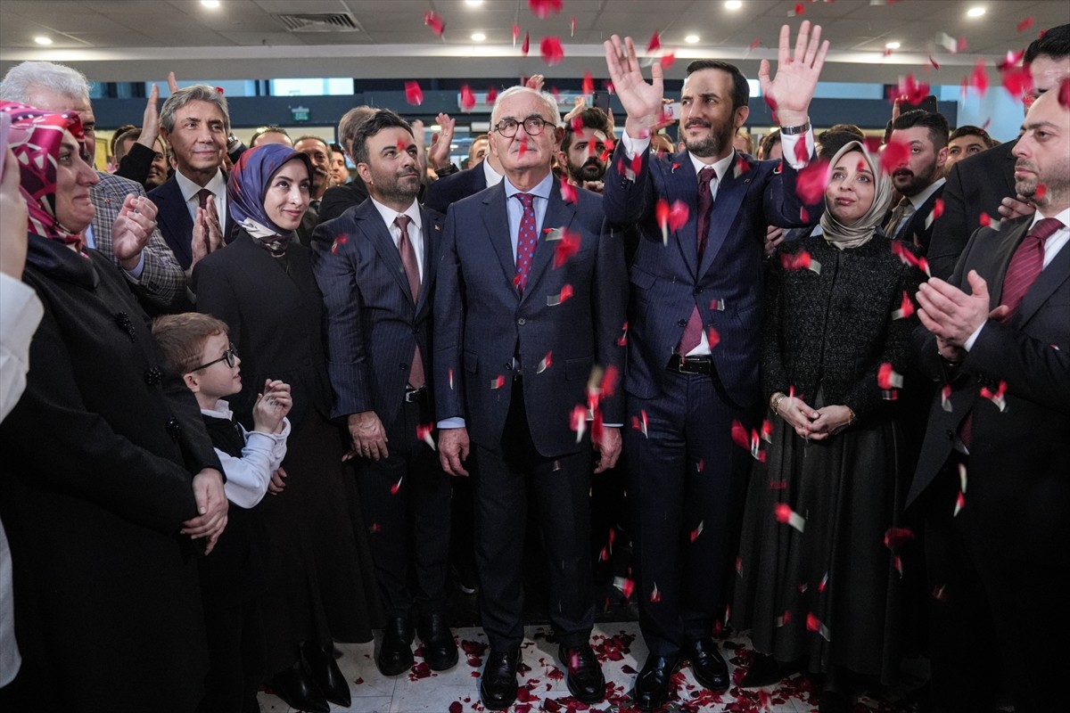 Bağcılar Belediye Başkanı Abdullah Özdemir’in (sağ 3), AK Parti İl Başkanlığına aday olmak için...