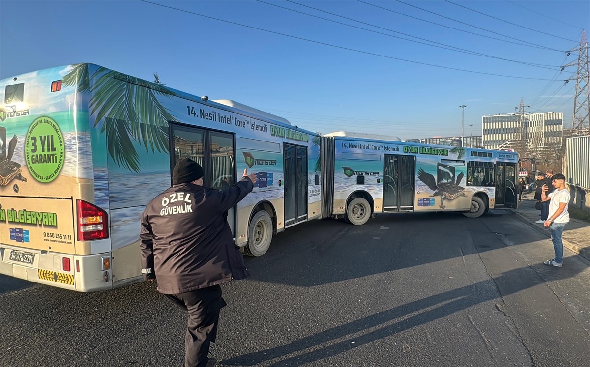 Bahçelievler'de, körüğü arızalanan İETT otobüsüne başka bir İETT otobüsünün çarpması nedeniyle...