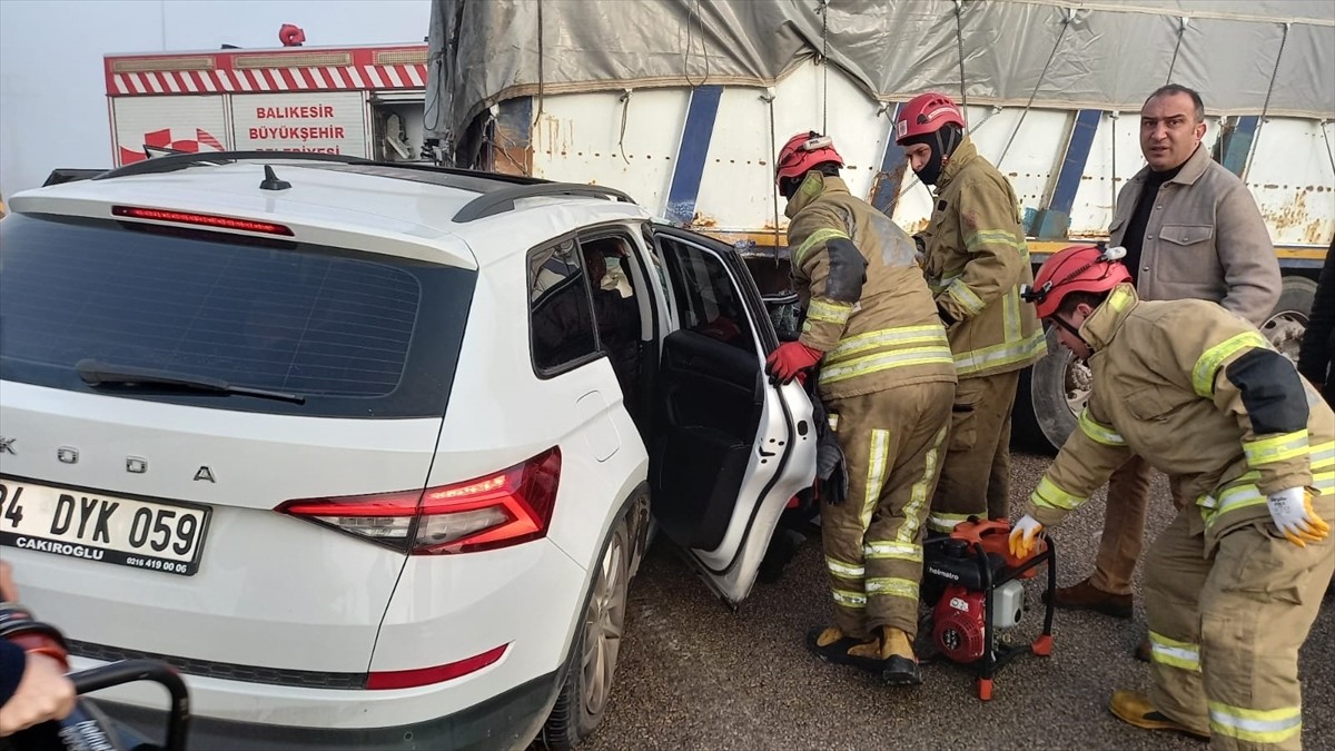 Balıkesir'in Bandırma ilçesinde kamyona çarpan otomobildeki 2'si çocuk 5 kişi yaralandı.